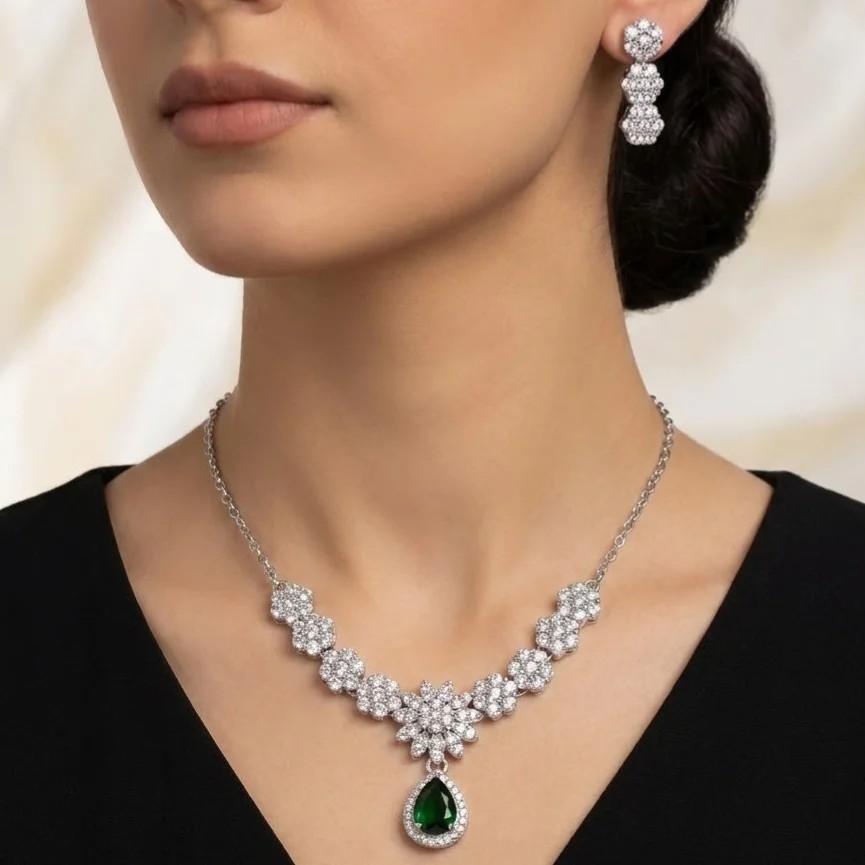 نیم‌ست زنانه مدل زمردینا طرح جواهر برگ با نگین زمردی درخشان (گردنبند و گوشواره)