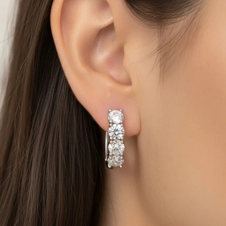 گوشواره حلقه‌ای زنانه ژوپینگ مدل درخشانـا طرح جواهری نگین‌دار نقره‌ای