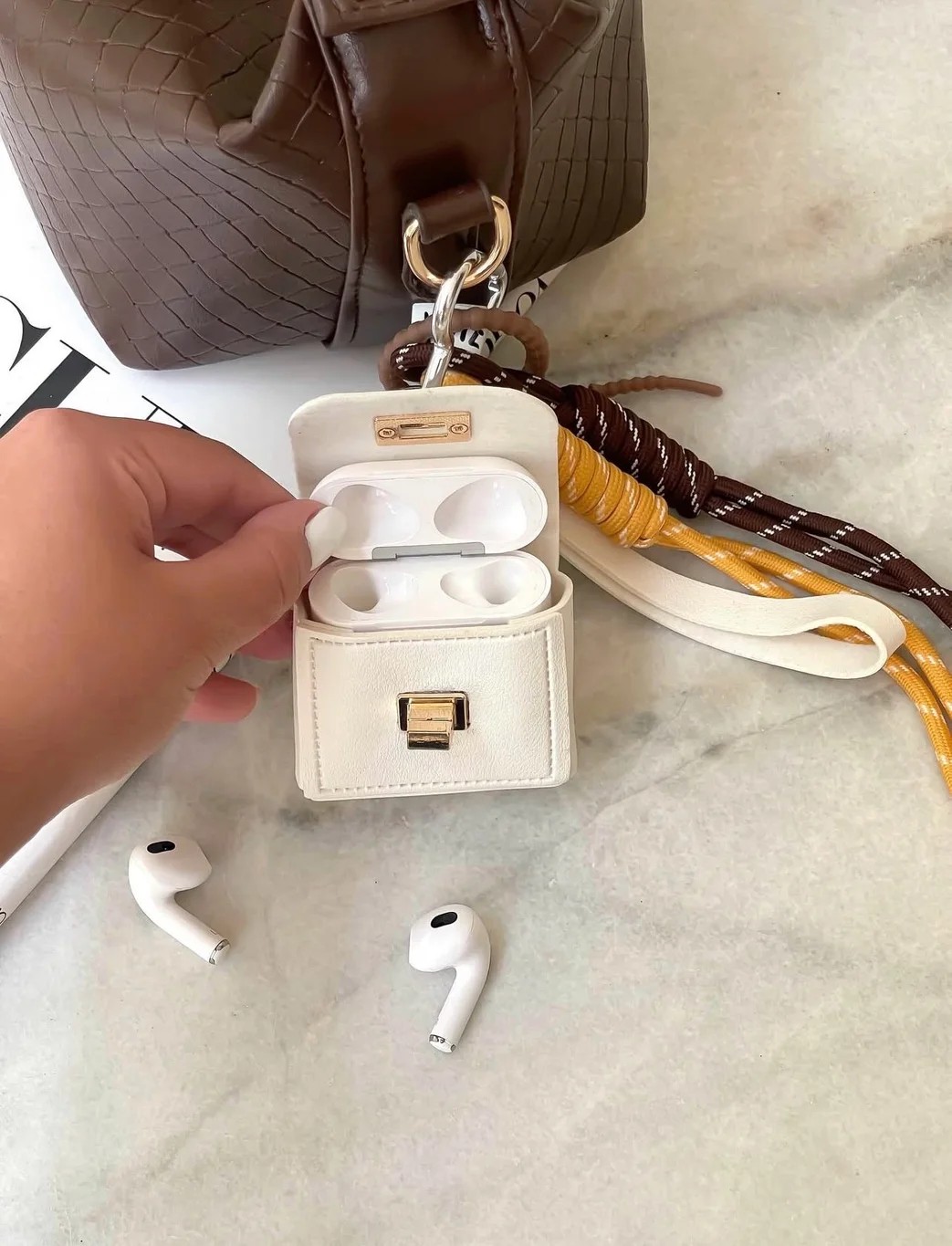 آویز کیف و کاور ایرپاد طرح چارم بگ شیک